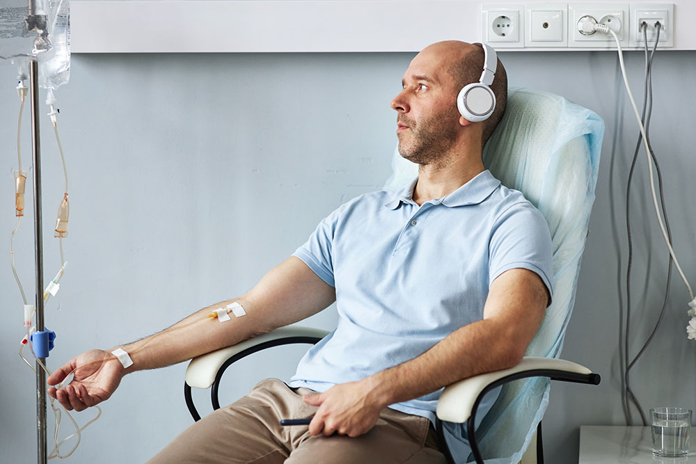 man luistert muziek tijdens immunotherapie