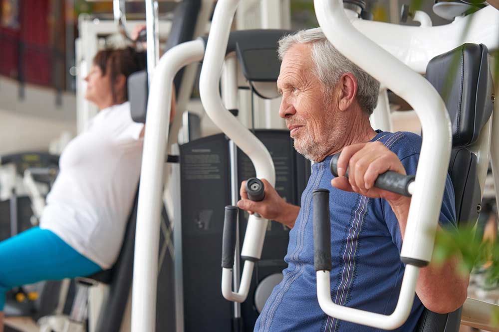 krachttraining-eiwitsuppletie-prostaatkanker krachttraining oudere man op fitnesstoestel