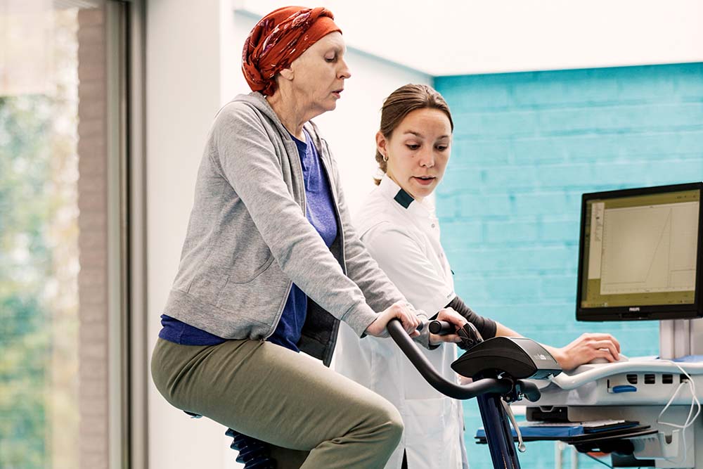 Patiënt op hometrainer Patiënt op hometrainer