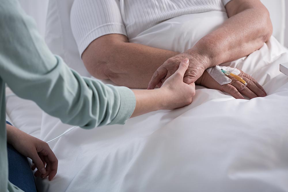 patiënt in bed krijgt steun naaste patiënt in bed krijgt steun naaste