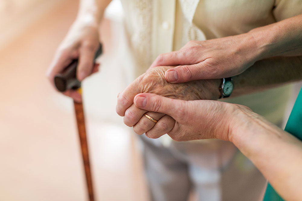 foto zorgverlener oudere patient