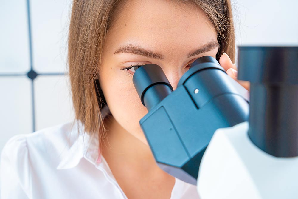patholoog met microscoop patholoog met microscoop