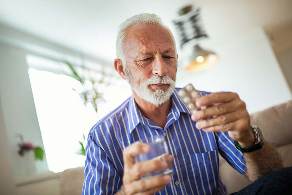 Man krijgt hormonale medicatie