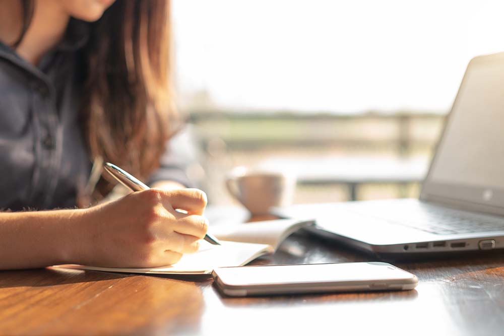 Laptop vrouw maakt notitie